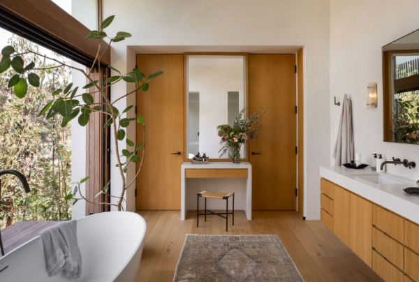 Kamar mandi dengan perlengkapan modern dan mewah